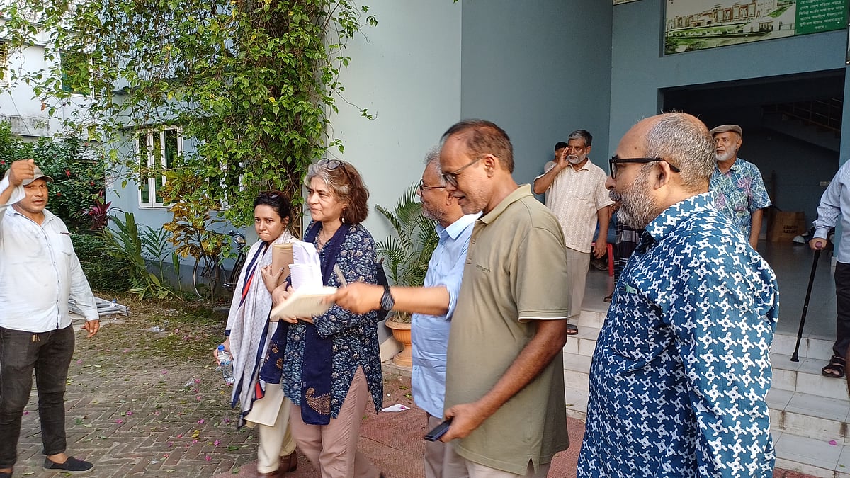 আহমিদয়াদের ক্ষতিগ্রস্ত বাড়িঘর পরিদর্শনে আসেন মানবাধিকারকর্মীদের ৭ সদস্যের দল। নেতৃত্বে ছিলেন আইনজীবী সারা হোসেন। শুক্রবার বিকেলে পঞ্চগড় জেলা শহরের উপকণ্ঠে আহম্মদনগর এলাকায়